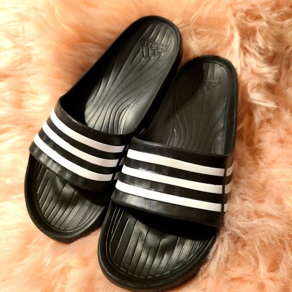Addidas size 7 women's slides in excellent condition - Picture 1 of 1